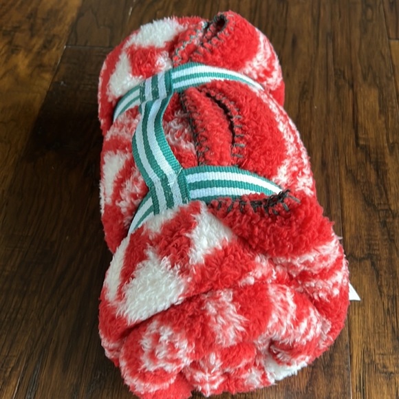 American Eagle Outfitters AEO Small Throw Blanket Never Been Opened - Picture 2 of 4